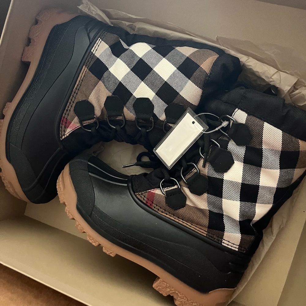 New Burberry kids snow boots. Authentic. Size 31/32